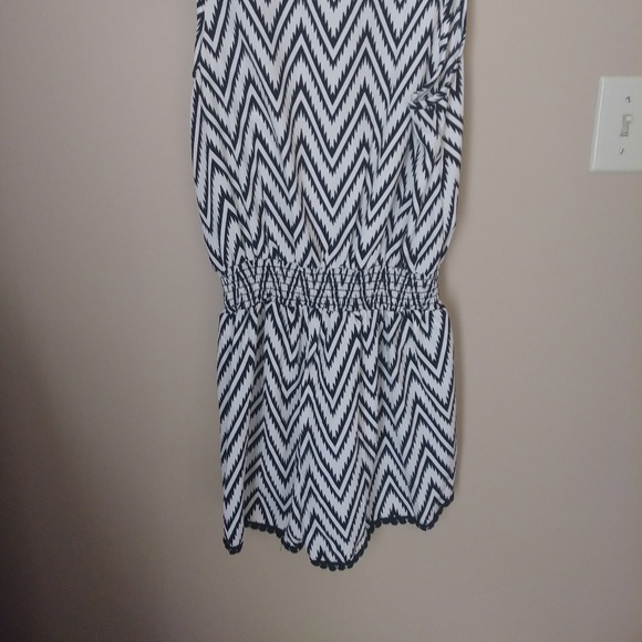 Black and white V cut chevron summer romper - Picture 5 of 7